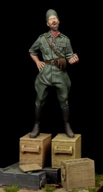 1/35 WWII Italian Officer Singing #1