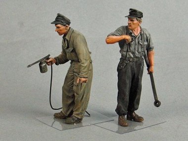 1/35 German Tank Crewman at Painting, Summer 1943-45