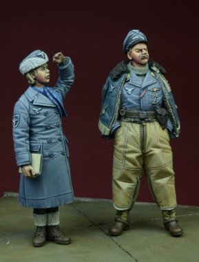 1/35 WWII Luftwaffe Pilot & Helferin, Winter 1942-45