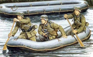 1/35 German Sturmpioniers with Assault Raft