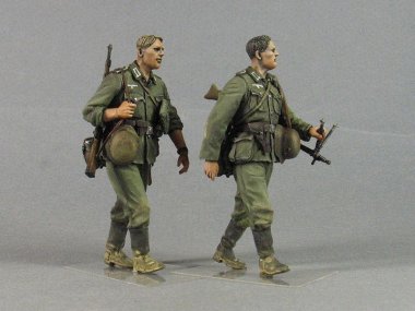 1/35 "Barbarossa" German Machine Gunner and Infantryman #2