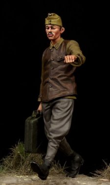 1/35 WWII Hungarian Soldier with Jerrycan