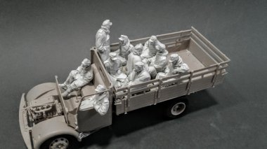 1/35 WWII German Prisoners in Truck Seated