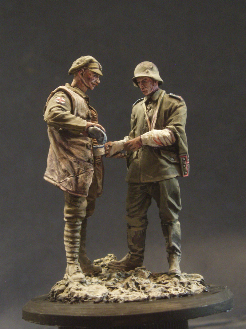 1/32 WWI Allied Medic and German Patient - Click Image to Close