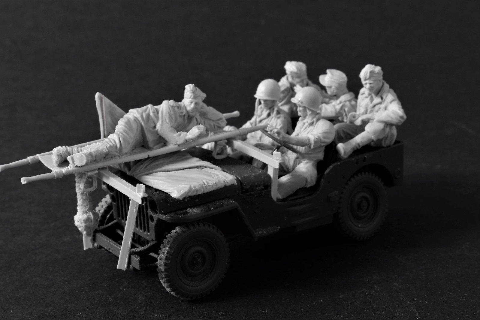 1/35 WWII US Jeep Medic with German POWs (6 Figures) - Click Image to Close