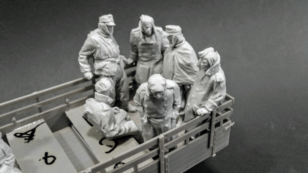 1/35 WWII German Prisoners in Truck Standing - Click Image to Close