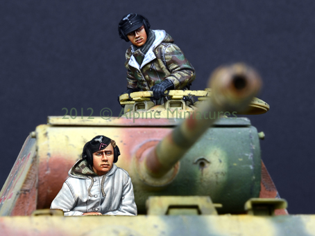 1/35 WWII German Panther Crew Set (2 Figures) - Click Image to Close