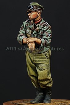 1/35 WWII German WSS AFV Crew Leaning - Click Image to Close