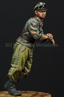 1/35 WWII German WSS AFV Crew Leaning - Click Image to Close