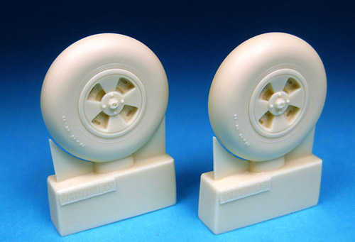 1/32 British 32" 4 Slot Main Wheels, Smooth Tread - Click Image to Close