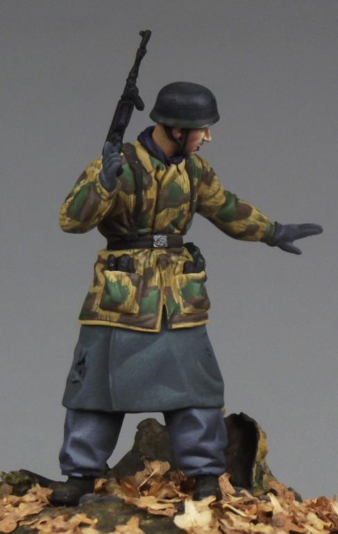 1/35 WWII German Paratrooper - Click Image to Close