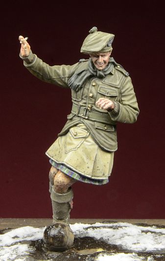 1/35 WWI Scottish Infantryman, Playing Football - Click Image to Close