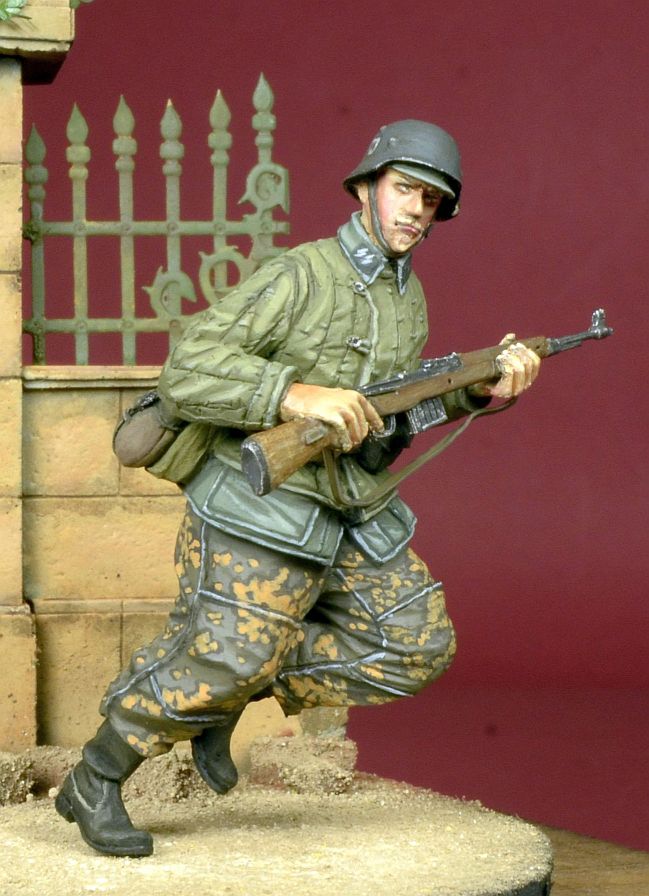 1/35 Running WSS Grenadier in Telogreika 1943-45 - Click Image to Close