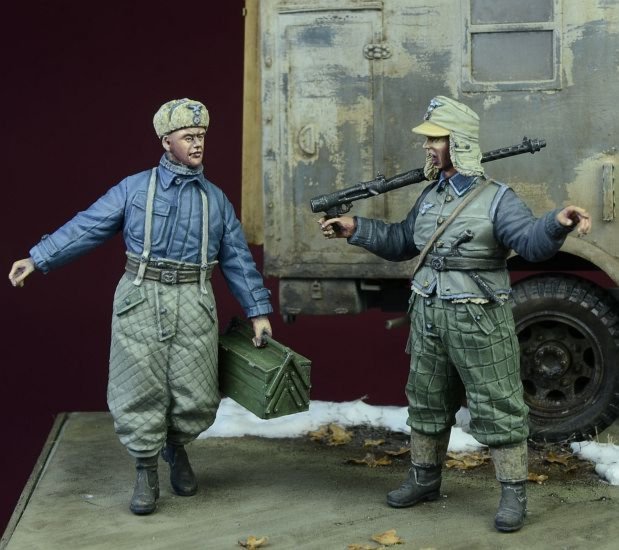 1/35 WWII Luftwaffe Ground Crew, Winter 1942-45 - Click Image to Close