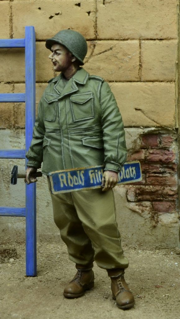 1/35 US GI Holding Street Sign, Germany 1945 - Click Image to Close