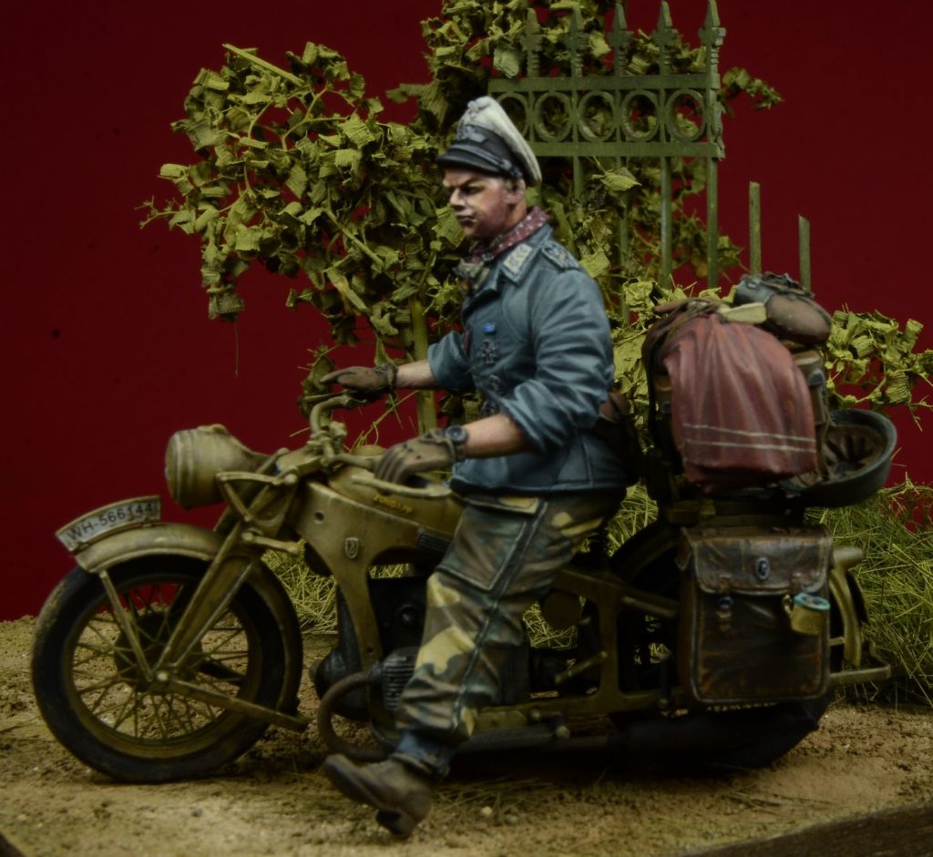 1/35 WWII German HG Division Rider with Motorcycle Accessories - Click Image to Close