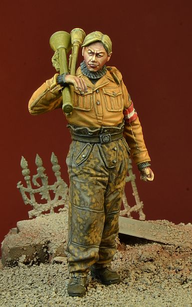 1/35 Hitlerjugend Boy with Panzerfausts, Germany 1945 - Click Image to Close