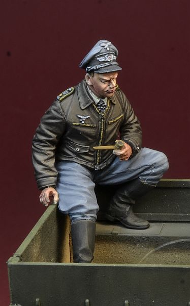 1/35 WWII Luftwaffe Fighter Pilot Sitting - Click Image to Close