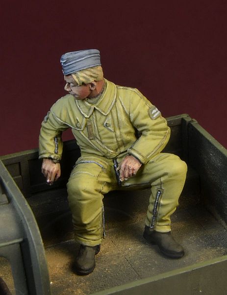 1/35 WWII Luftwaffe Bomber Pilot Sitting - Click Image to Close