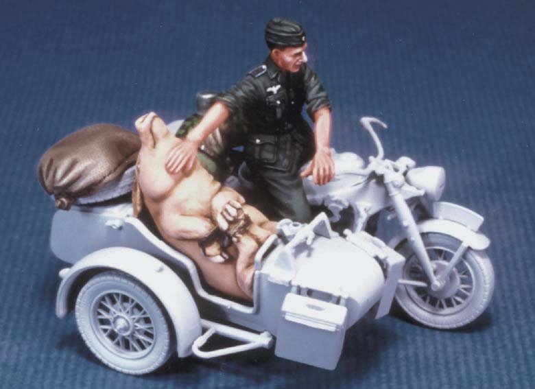 1/35 German Motorcycle Rider with a Pig - Click Image to Close