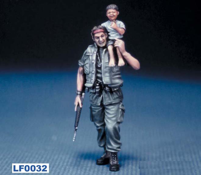 1/35 US Soldier with a Vietnamese Child on His Shoulder - Click Image to Close