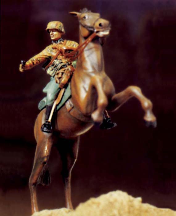 1/35 WWII German Florian Geyer SS Cavalry w/ Base - Click Image to Close