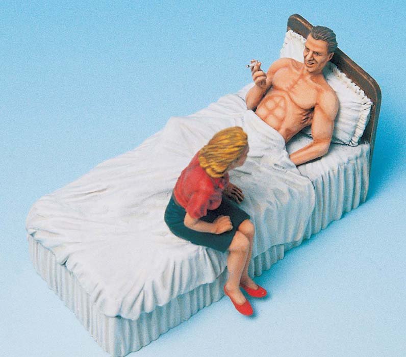 1/35 Soldier & Girl Friend w/ Bed - Click Image to Close