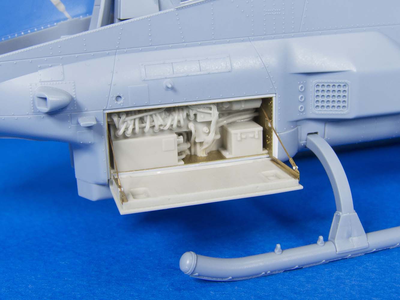 1/35 AH-1Z Avionics and Ammo Bay Set - Click Image to Close