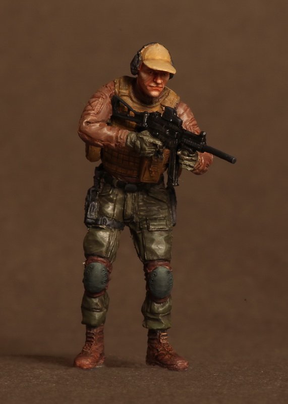 1/35 Mercenary with UMP45 - Click Image to Close