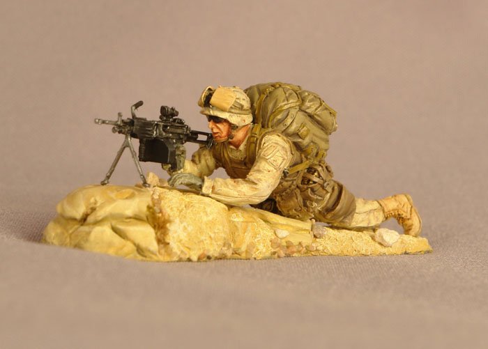 1/35 Modern US Machine Gunner "Iraq 2005" w/ Base - Click Image to Close