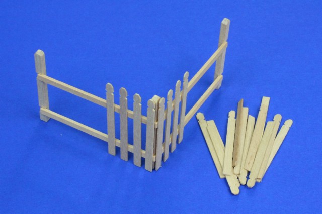 1/35 Wooden Palings (Corner) - Click Image to Close