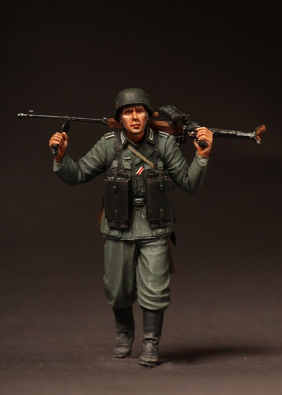 1/35 German Infantryman with Anti-Tank Rifles PzB-39 - Click Image to Close