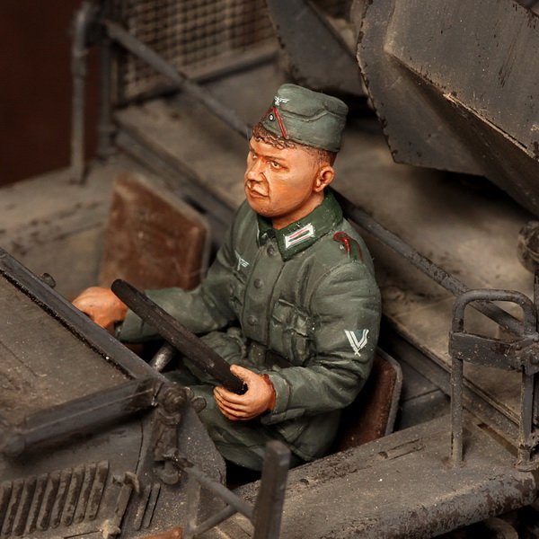 1/35 Driver for Sd.Kfz.10/4 - Click Image to Close