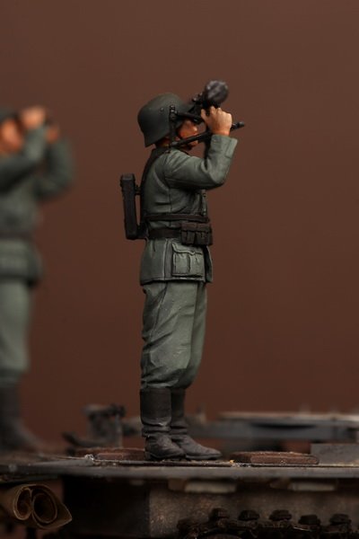 1/35 German Anti-Aircraft Gunner with Artillery Rangefinder - Click Image to Close