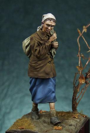 1/35 WWII Soviet Refugee Woman - Click Image to Close