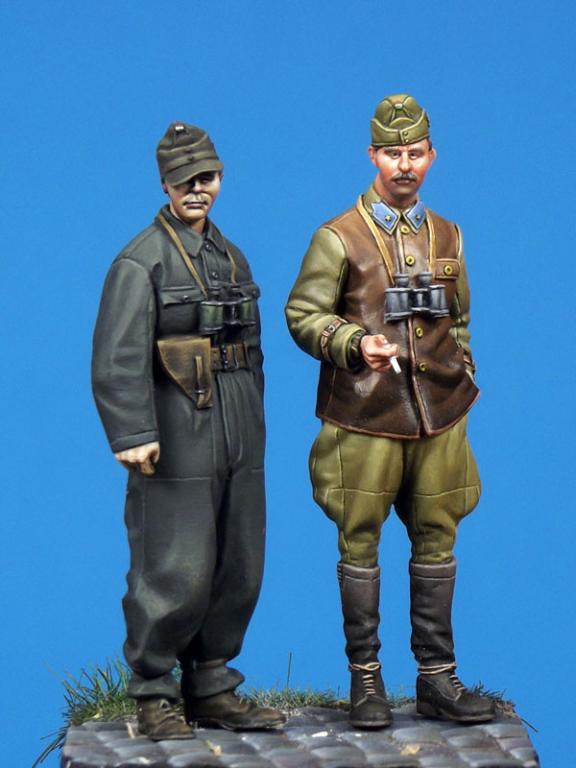 1/35 WWII Hungarian SPG Officer & Panzer Officer - Click Image to Close