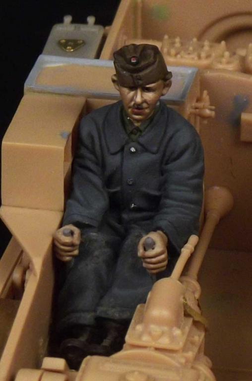 1/35 WWII Hungarian L3/35 Ansaldo Driver (for Bronco Kit) - Click Image to Close