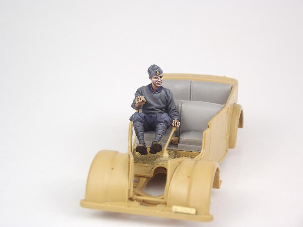 1/35 WWII Italian Driver for 508 CM Coloniale - Click Image to Close