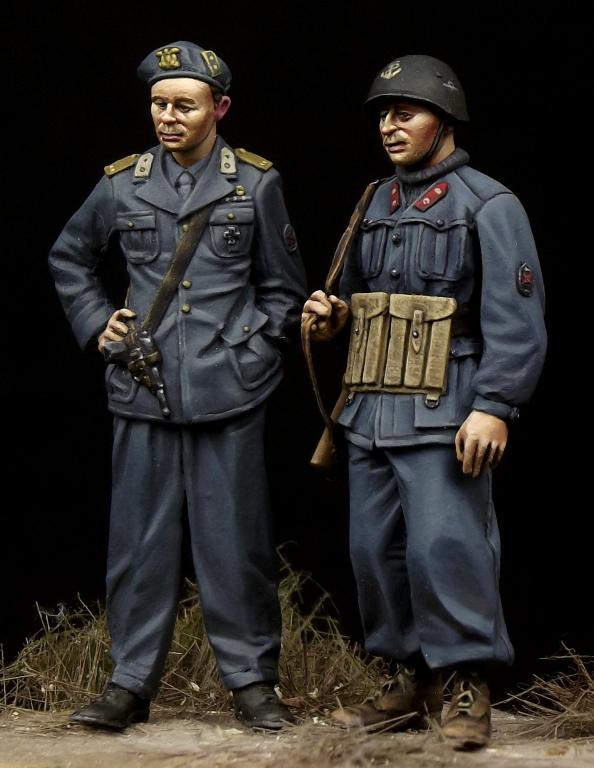 1/35 WWII Italian Decima MAS Commander & Soldier - Click Image to Close