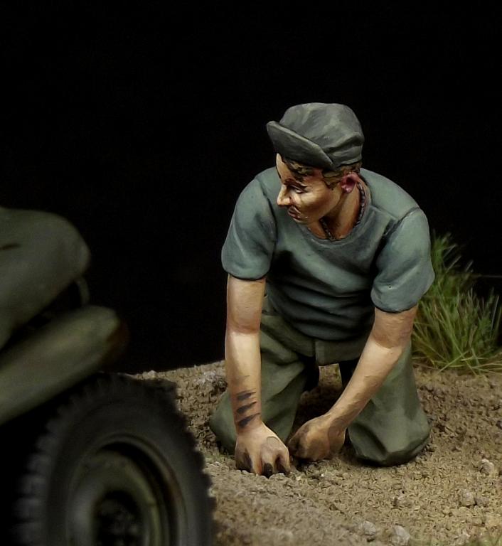 1/35 WWII USMC Mechanic #2 - Click Image to Close