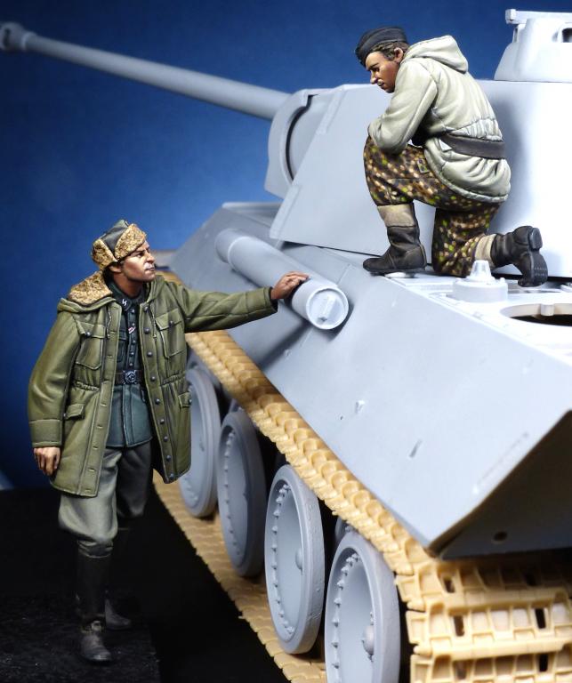 1/35 WWII German Panther Commander & Waffen SS Officer - Click Image to Close