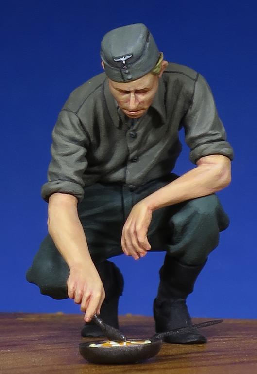 1/35 WWII German Cooking Soldier - Click Image to Close