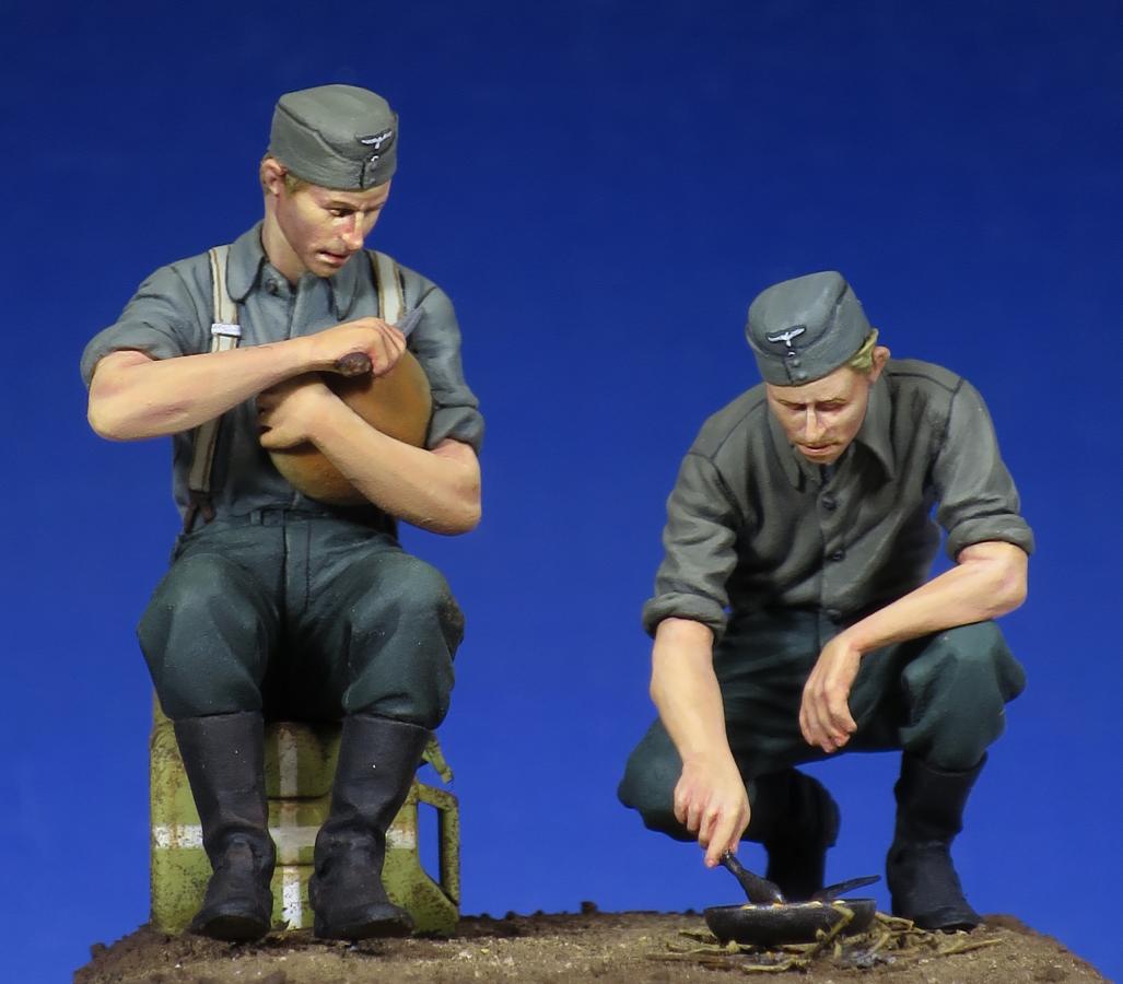 1/35 WWII German Soldiers at Rest - Click Image to Close