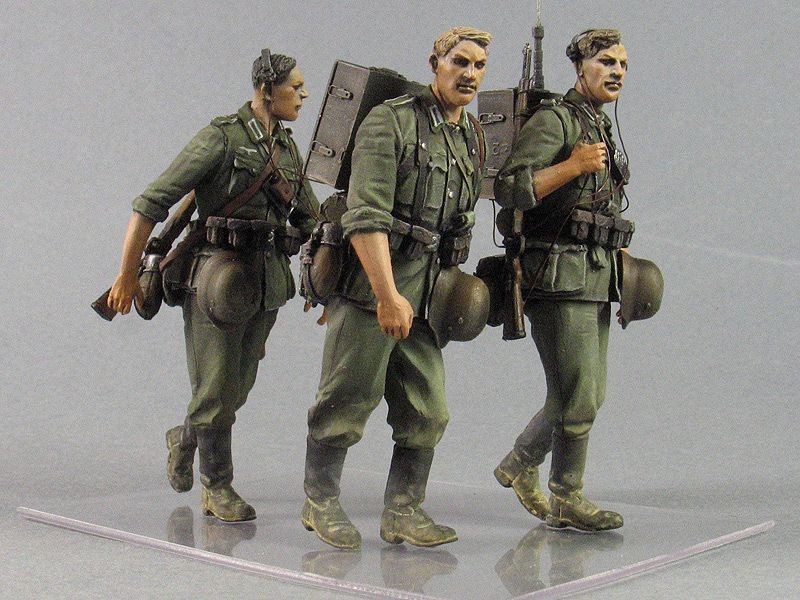 1/35 "Barbarossa" German Infantryman with Radio "Torn. Fu. D2" - Click Image to Close