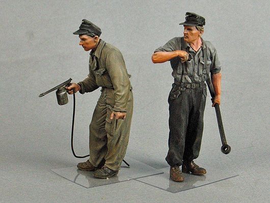 1/35 German Tank Crewman at Painting, Summer 1943-45 - Click Image to Close