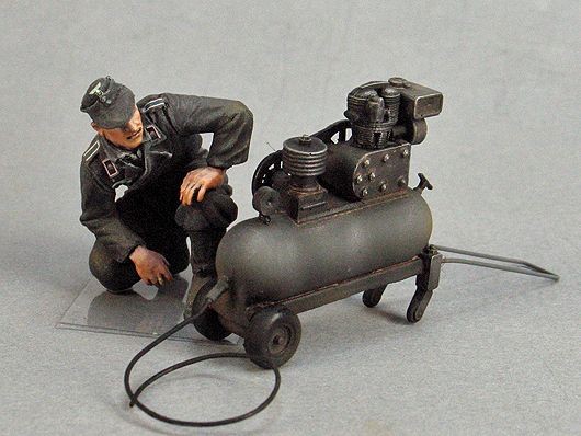 1/35 German Tank Crewman with Compressor, Summer 1943-45 - Click Image to Close