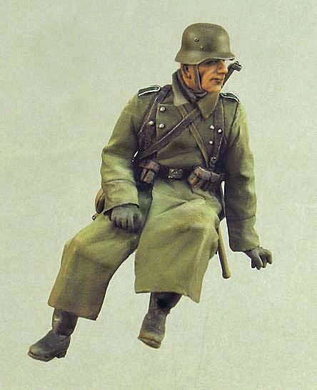 1/35 German Infantryman on Motorcycle, Winter 1941-44 - Click Image to Close